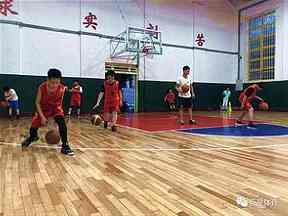 边路进攻怎样创造机会：宽度、套边与传中的配合